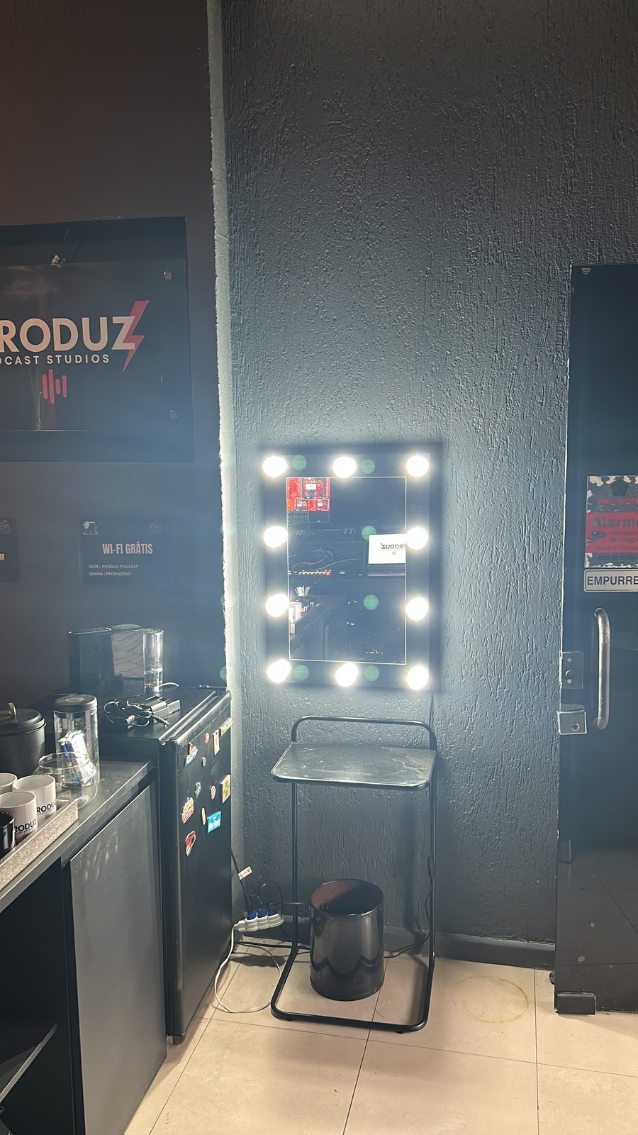 Camarim com espelho de maquiagem iluminado