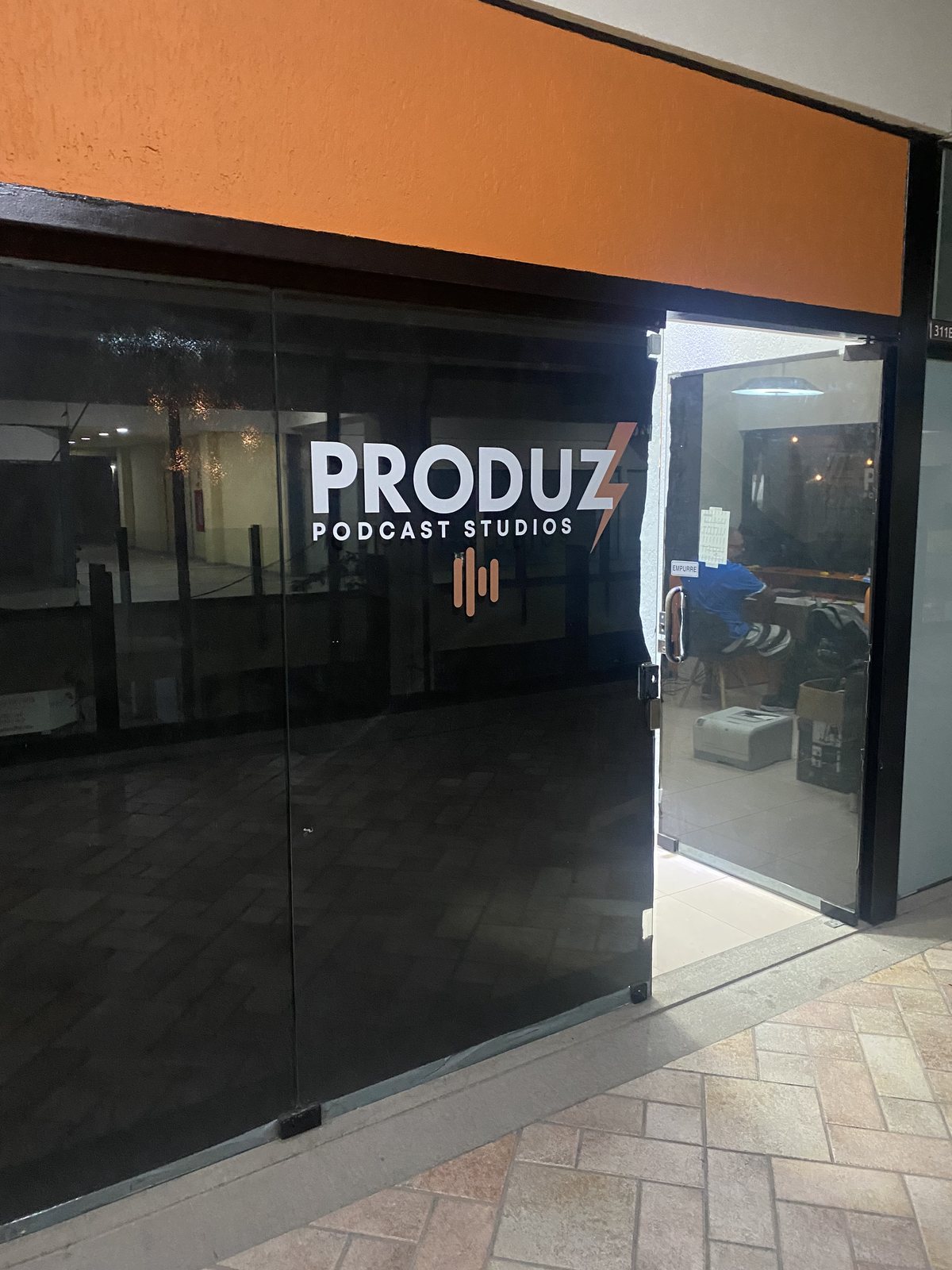 Fachada do Produz Podcast Studios no Città América
